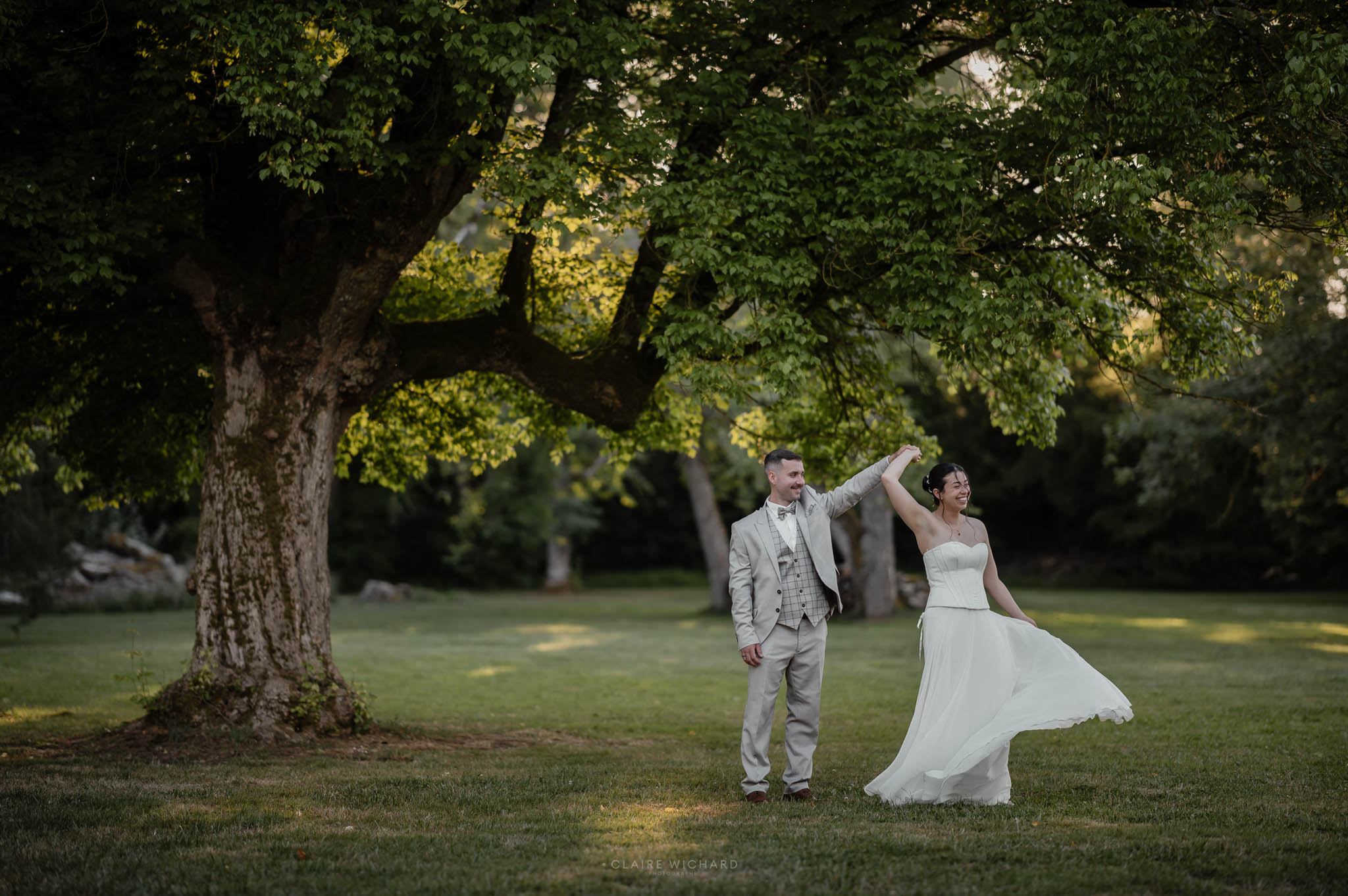 séance photo de couple au coucher de soleil au chateau des Aulnes