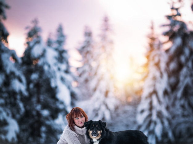 Séance photo complice entre une femme et son chien dans les Vosges au coucher du soleil, photographe lifestyle Nancy