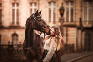 Cavalière dans Strasbourg avec son cheval