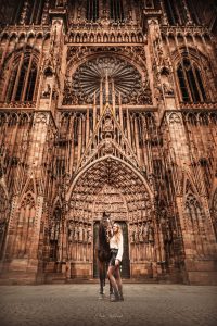 Cavalière devant la cathédrale de Strasbourg avec son cheval