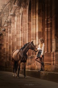 Cavalière dans Strasbourg avec son cheval