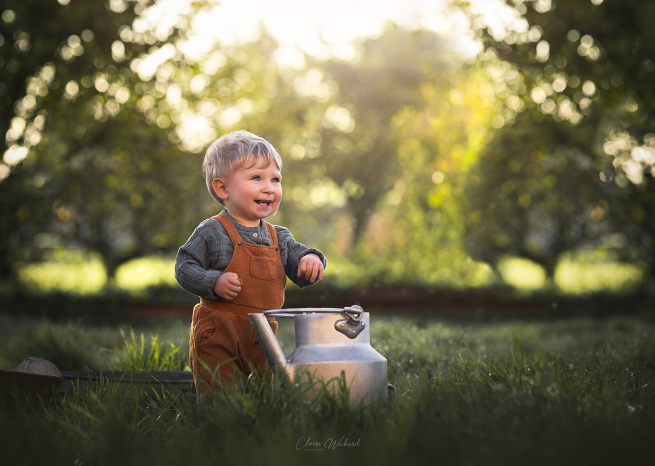 photo provenant d'un shooting enfant sur nancy dans l'herbe