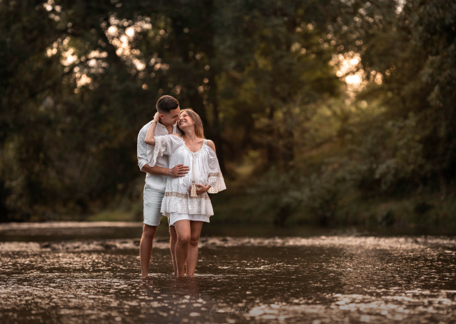 Séance photo grossesse pieds dans l'eau dans une rivière du Saintois près de Praye, photographe femme enceinte Nancy