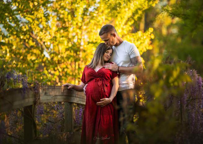 Moment de tendresse entre un couple attendant un enfant dans un cadre naturel à Metz
