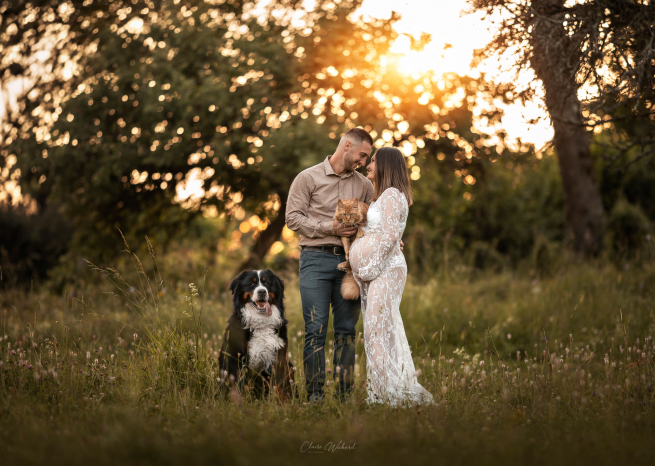 Séance lifestyle d'un couple avec leur chat et leur chien de race Bouvier Bernois à Bouxurulles