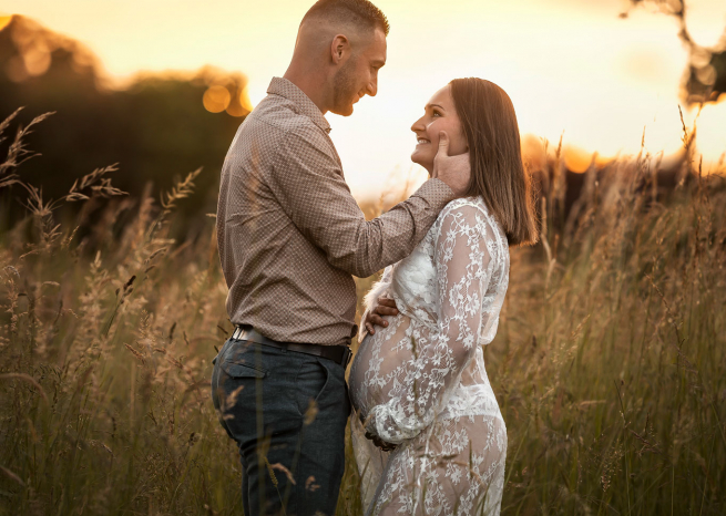 Futur papa et maman se regardant avec tendresse lors d'une séance photo de grossesse à Bouxurulles dans les Vosges