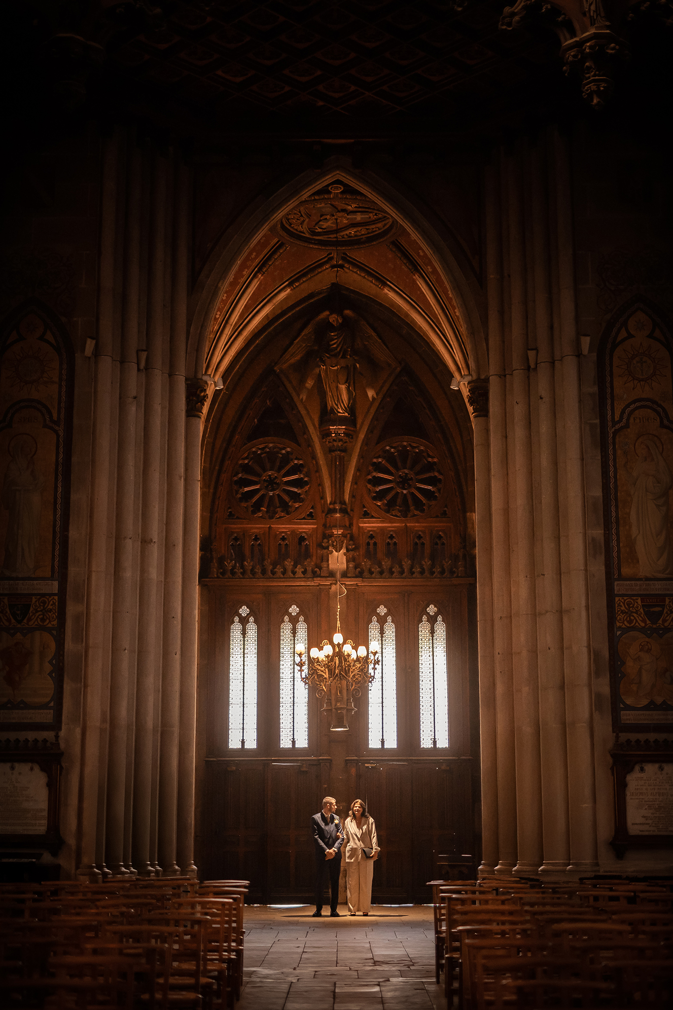 Moment d'émotion entre le marié et sa maman à l'entrée de la basilique Saint-Epvre de Nancy