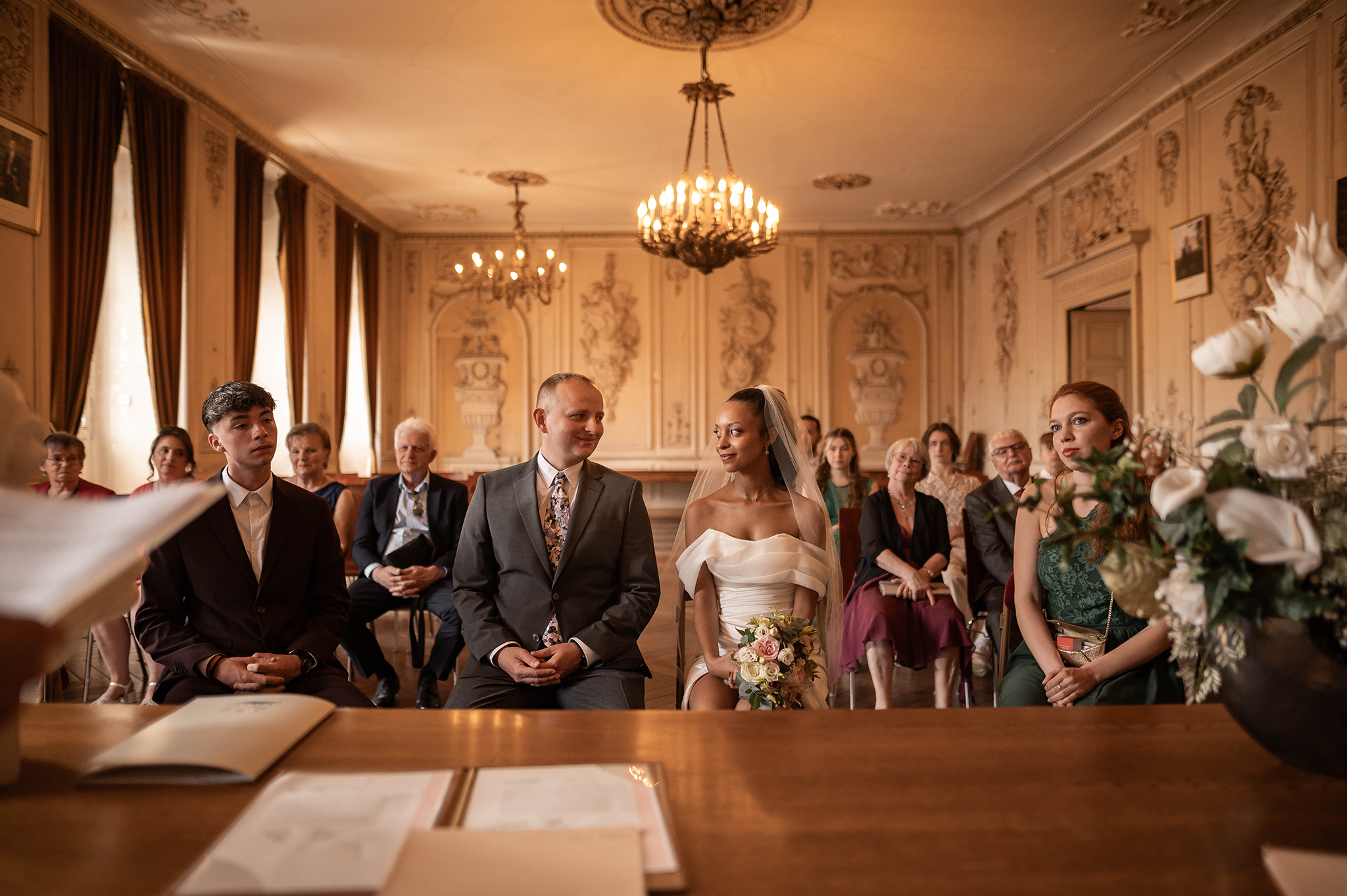 Couple de mariés se regardant lors de leur cérémonie civile dans la salle des mariages de Pont-à-Mousson