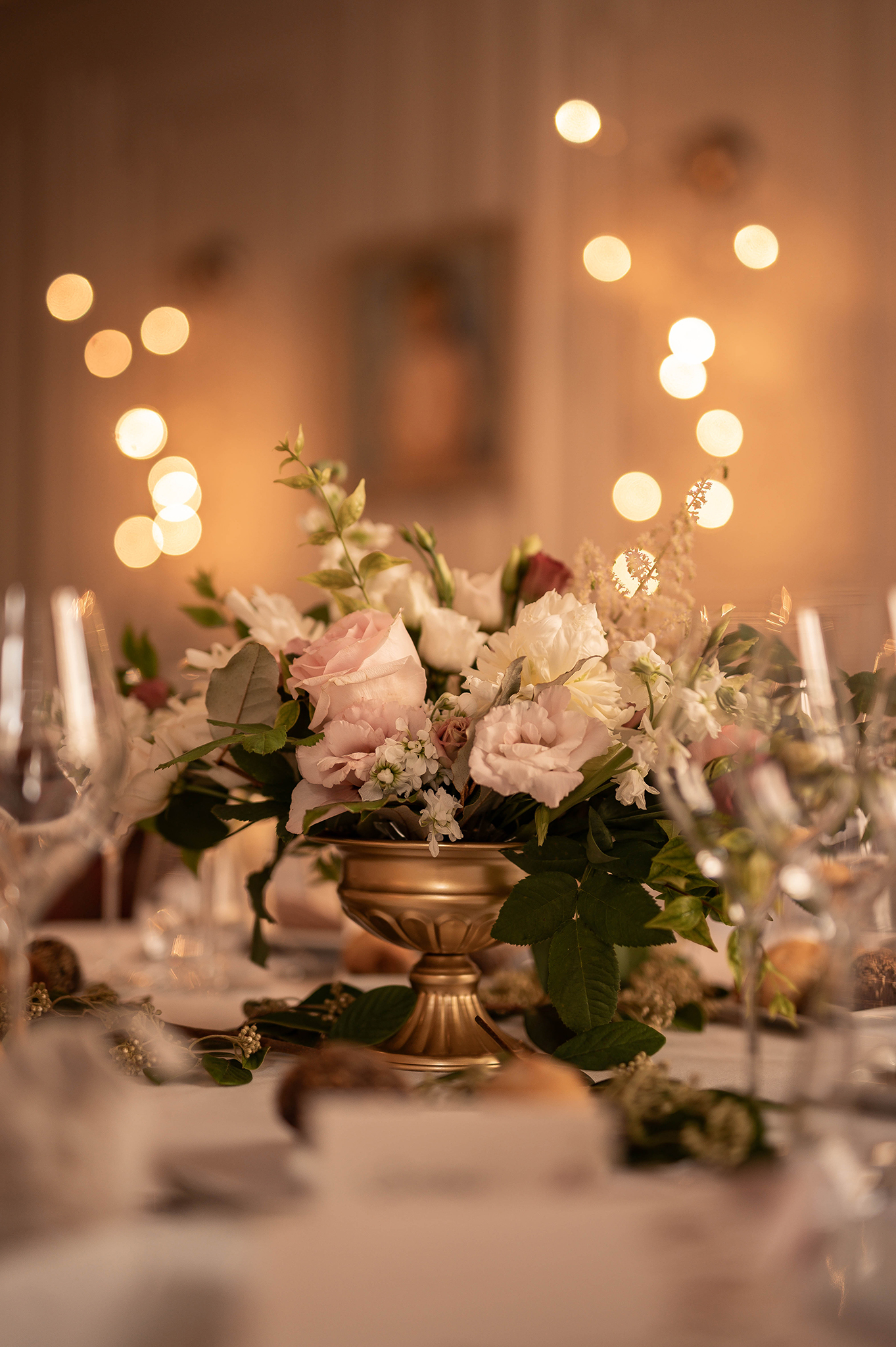 Détail d'un centre de table floral dans un vase doré pour un mariage chic à l'Hôtel d'Haussonville, Nancy