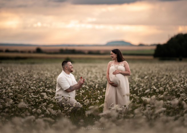 Photographe de mariage à Nancy, capture d'une demande en mariage surprise dans un champ de fleurs blanches dans le Saintois