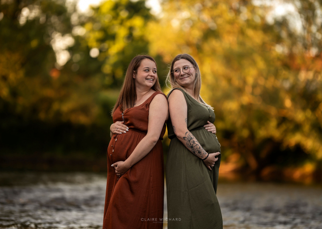 Portrait complice de deux femmes enceintes dos à dos dans l'eau du Saintois