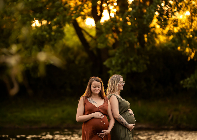 Shooting photo de deux amies enceintes en extérieur dans une rivière en Meurthe-et-Moselle