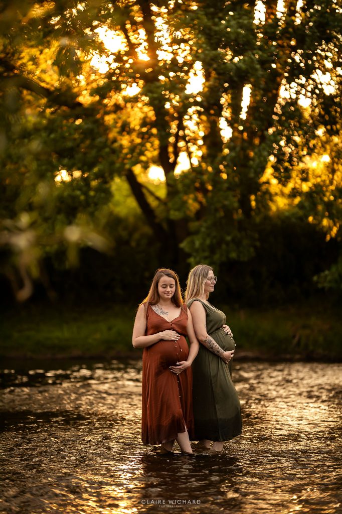 Shooting photo de deux amies enceintes en extérieur dans une rivière en Meurthe-et-Moselle