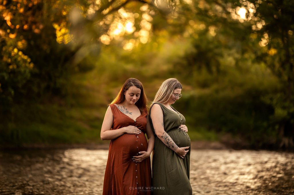 Deux futures mamans dans une rivière, lumière dorée de fin de journée.