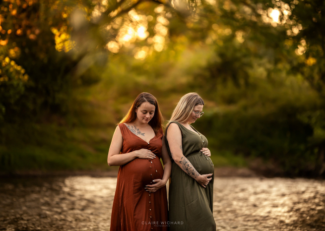 Deux futures mamans dans une rivière, lumière dorée de fin de journée.