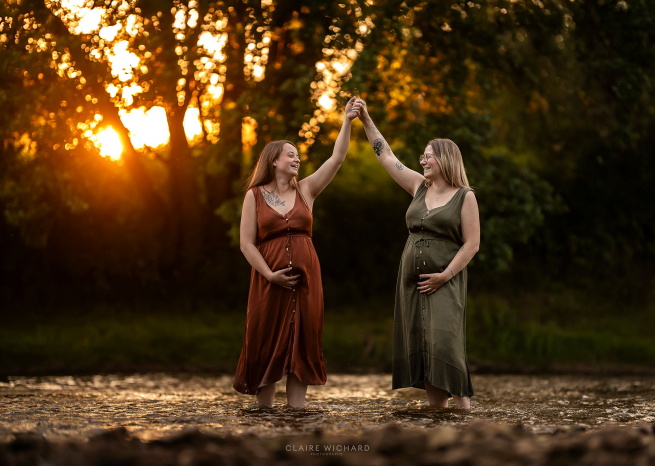 Deux femmes enceintes se tenant la main dans l'eau au coucher du soleil, photographe Nancy.