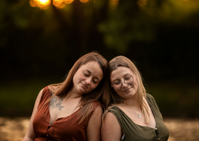 Séance photo maternité entre amies dans une rivière du Saintois près de Nancy.