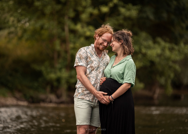 Couple lors d'une séance photo de grossesse lifestyle dans le Saintois dans une rivière en été