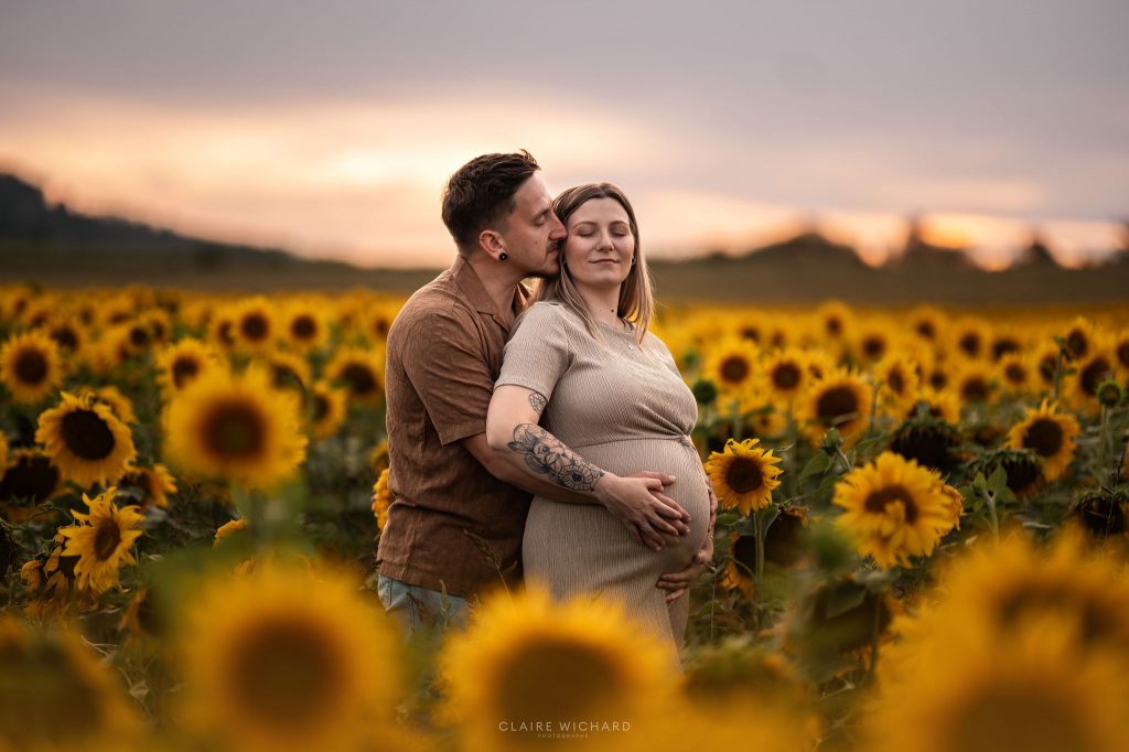 Détail du ventre arrondi d'une femme enceinte lors d'un shooting maternité dans le Saintois.