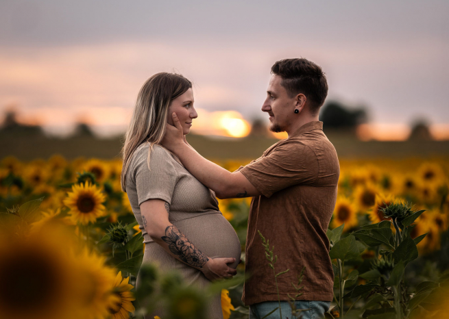 Portrait de future maman au cœur d'un champ de tournesols, photographe lifestyle proche de Nancy