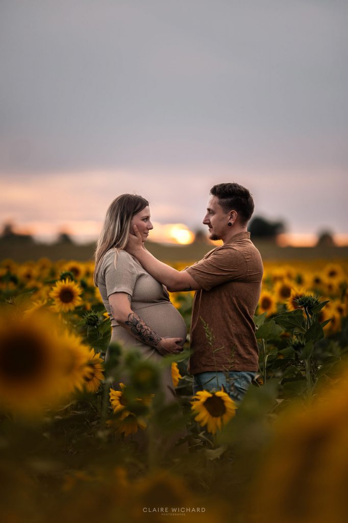 Portrait de future maman au cœur d'un champ de tournesols, photographe lifestyle proche de Nancy