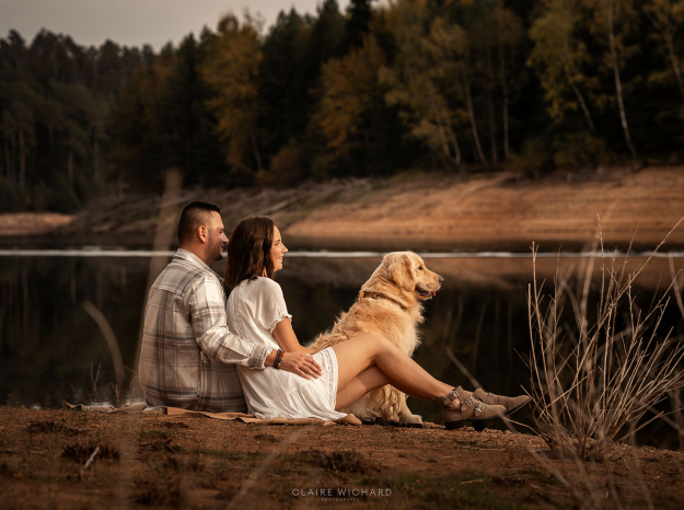 Séance photo lifestyle avec un chien Golden Retriever et ses propriétaires au bord du lac de Pierre-Percée près de Nancy