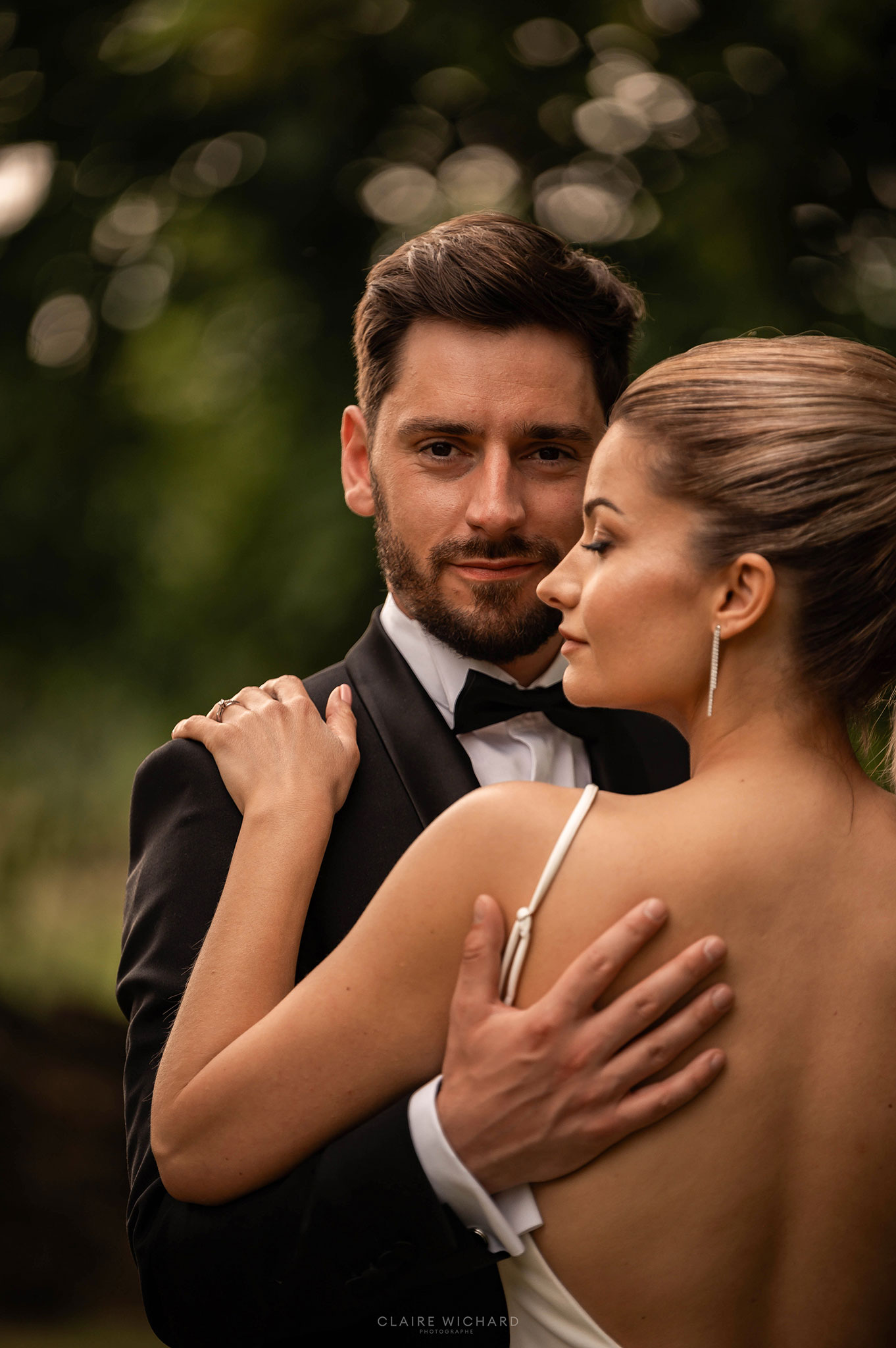 Portrait de mariés complices lors d'une réception à la Ferme Sainte Geneviève, photographe de mariage Nancy.