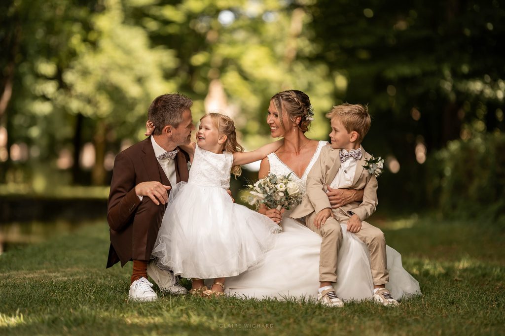 Portrait de famille des mariés avec leurs enfants dans le parc du Château d'Autigny-la-Tour, par Claire Wichard photographe à Nancy.