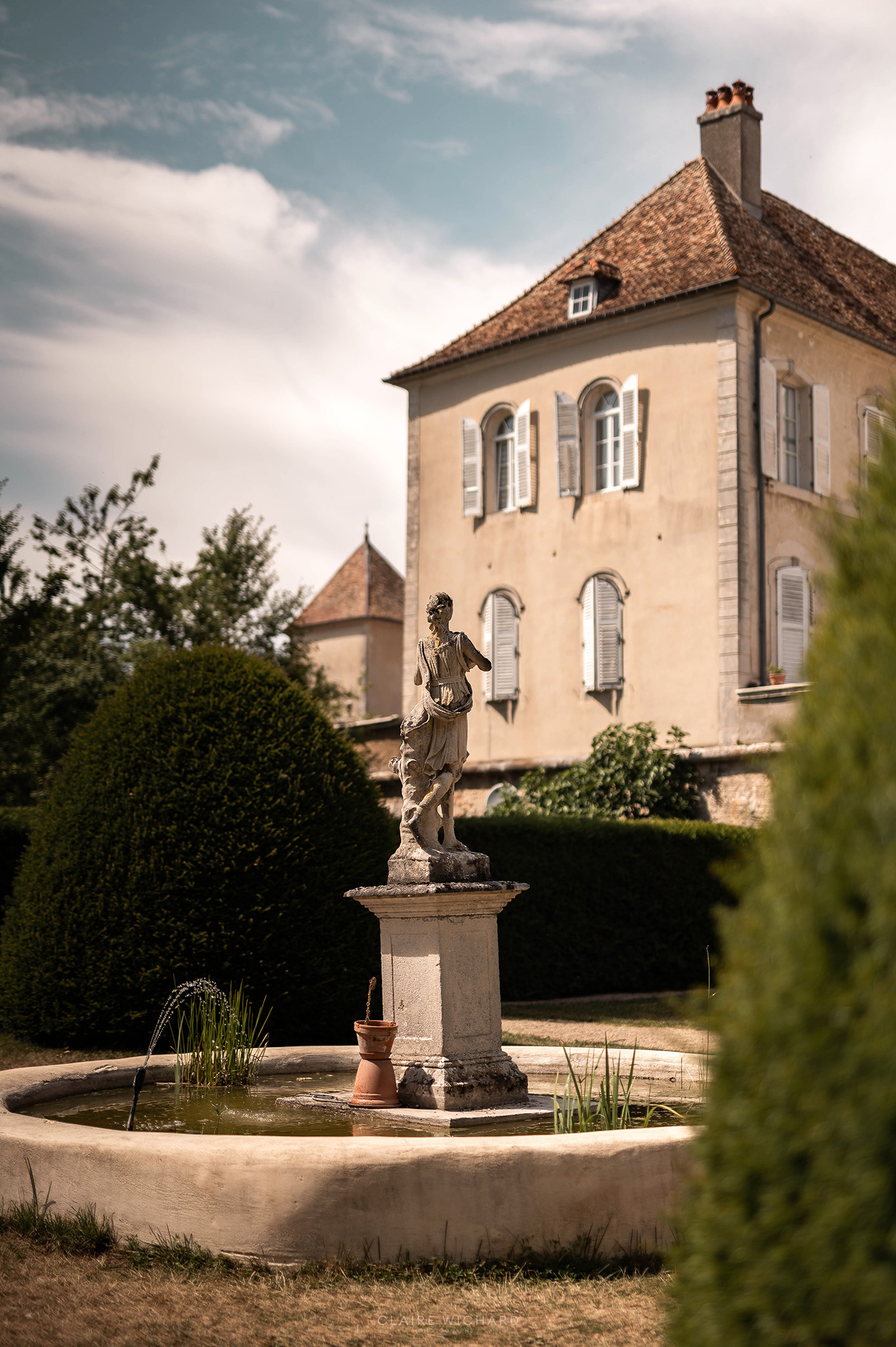 Vue de la fontaine et de la façade du Château d'Autigny-la-Tour, lieu de réception de prestige pour un mariage près de Nancy.