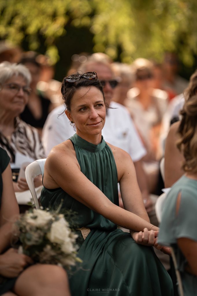 Portrait d'une invitée lors d'une cérémonie laïque de mariage élégante au Château d'Autigny-la-Tour, style reportage photo.