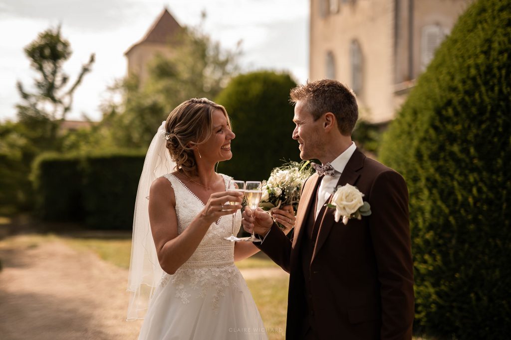 Les mariés trinquent pendant le vin d'honneur au Château d'Autigny-la-Tour, photographe de mariage Nancy.