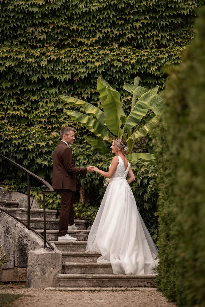 couple de marié montant les escaliers des jardins du Château d'Autigny-la-Tour.