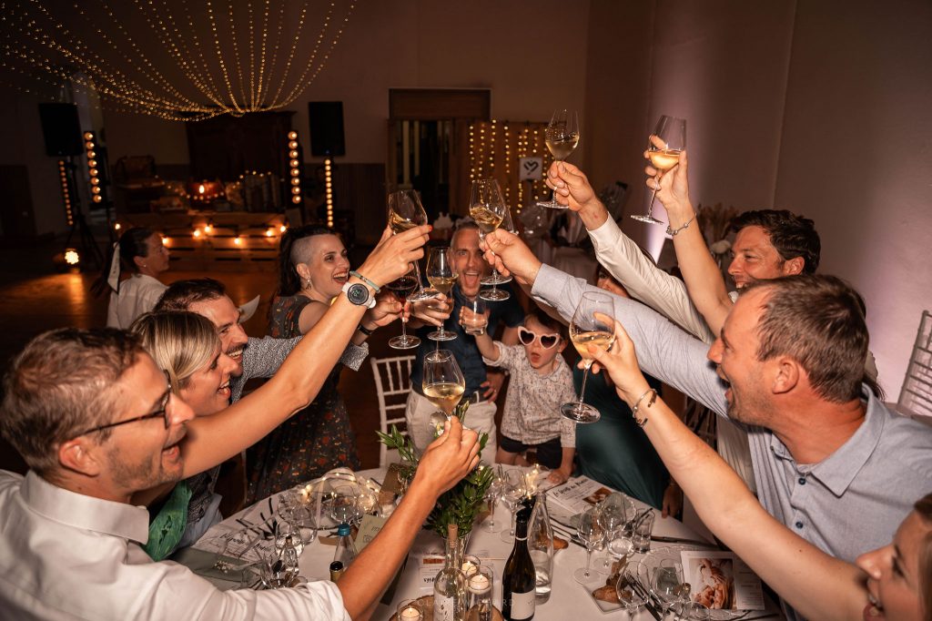 reportage mariage photographe professionnelle au château d'autigny la tour: invités avec des verres de vins