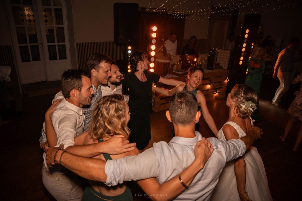 Reportage photo de mariage : invités dansant lors d'une soirée de mariage au château d'autigny la tour dans les vosges
