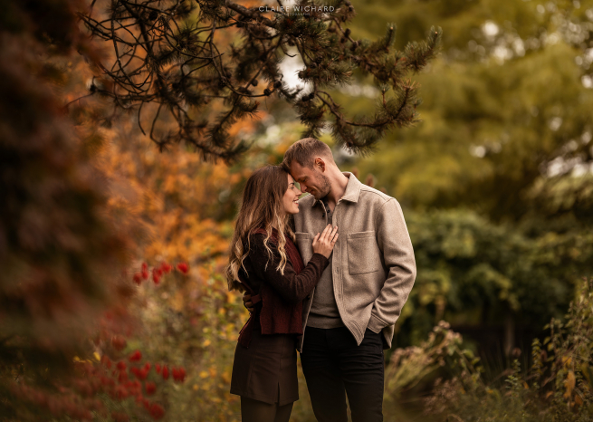 Séance photo de couple romantique en Meurthe-et-Moselle, complicité sous une lumière dorée automnale.