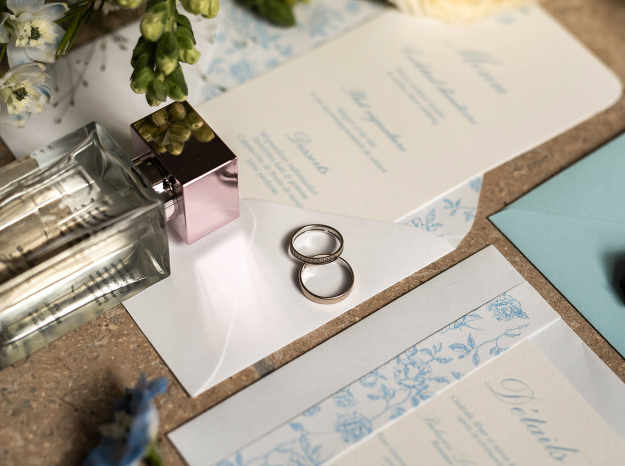 Photographie de détails de mariage : papeterie élégante avec menus, cartons d'invitation et fleurs à Nancy.