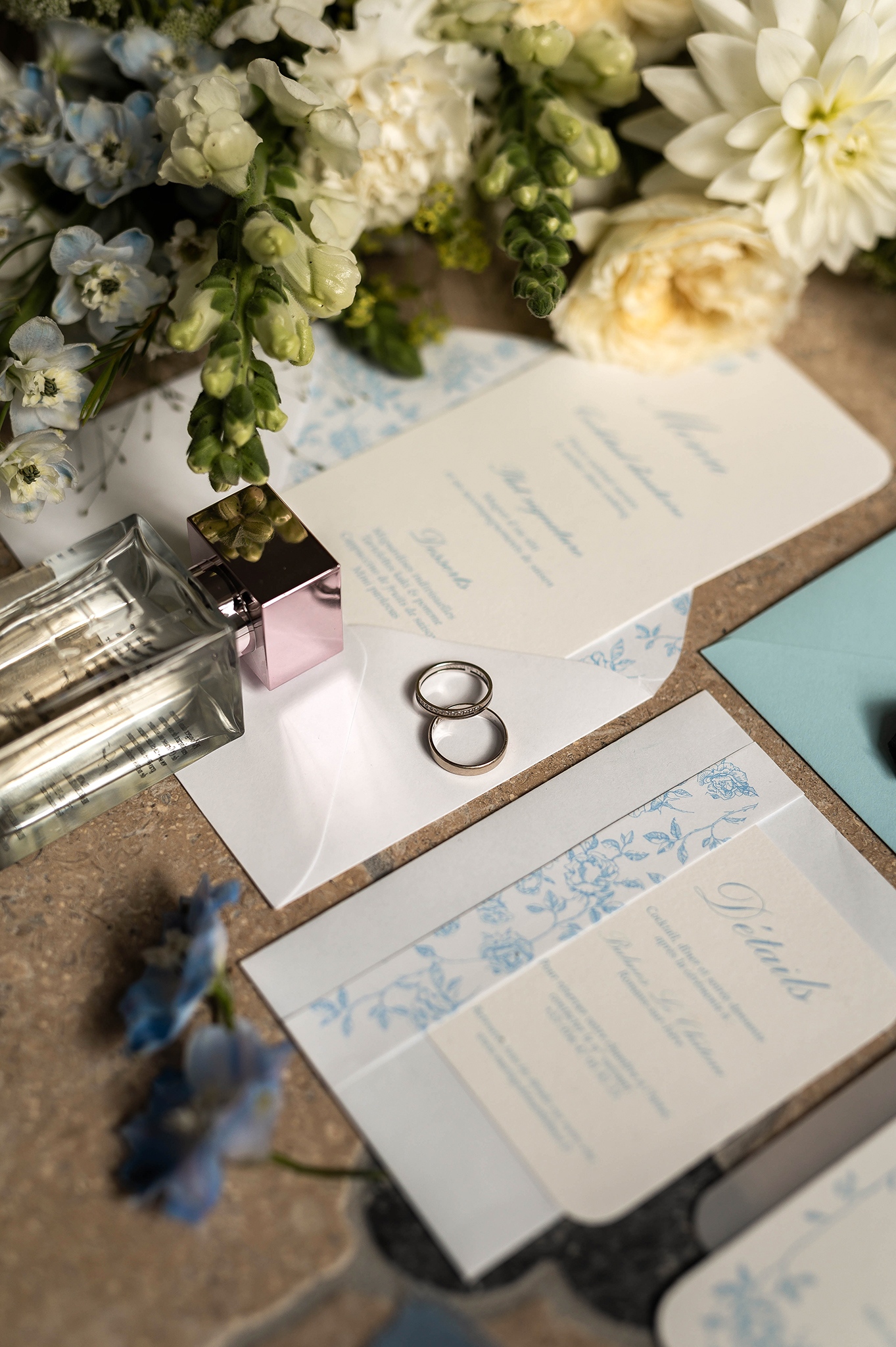 Photographie de détails de mariage : papeterie élégante avec menus, cartons d'invitation et fleurs à Nancy.