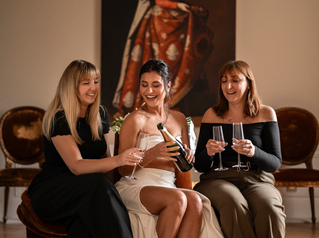 Une mariée et ses amies se servant du champagne dans un château à nancy