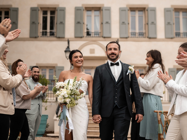 Photographe mariage Nancy : couple de mariés marchant main dans la main vers leur ceremonie laïque