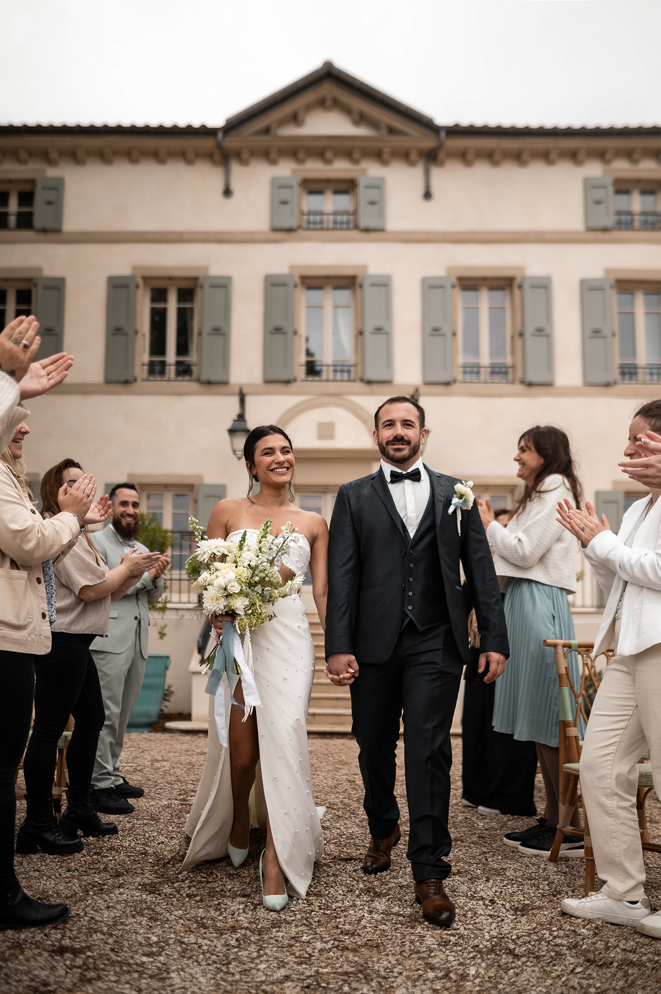 Photographe mariage Nancy : couple de mariés marchant main dans la main vers leur ceremonie laïque
