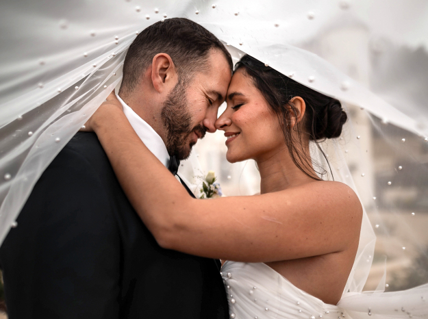 jeunes mariés sous un voile pendant le shooting photo de couple à Nancy