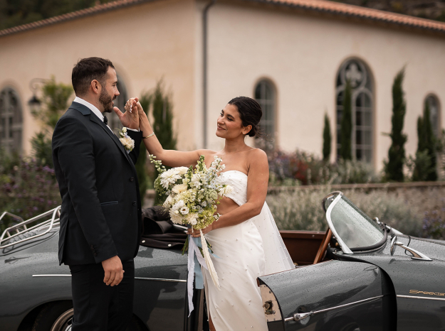 mariée sortant d'une porsche speedster 356 en lorraine