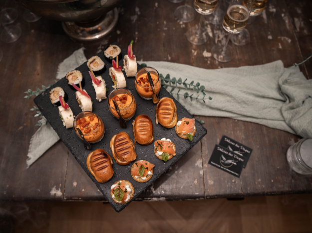 Reportage photo de mariage : présentation soignée d'un buffet par un traiteur de mariage à Nancy.