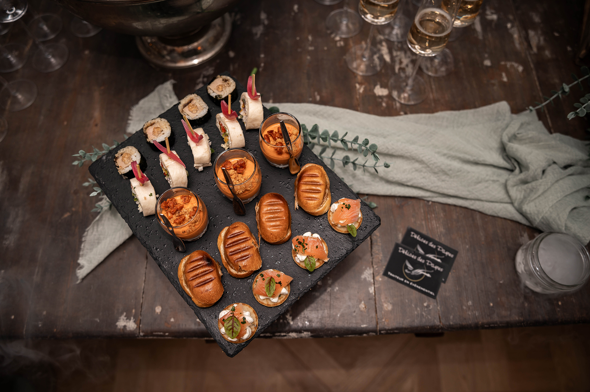 Reportage photo de mariage : présentation soignée d'un buffet par un traiteur de mariage à Nancy.