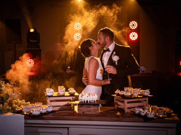 Mariés s'embrassant lors du gateau au milieu des invités lors d'une soirée de mariage à Nancy.