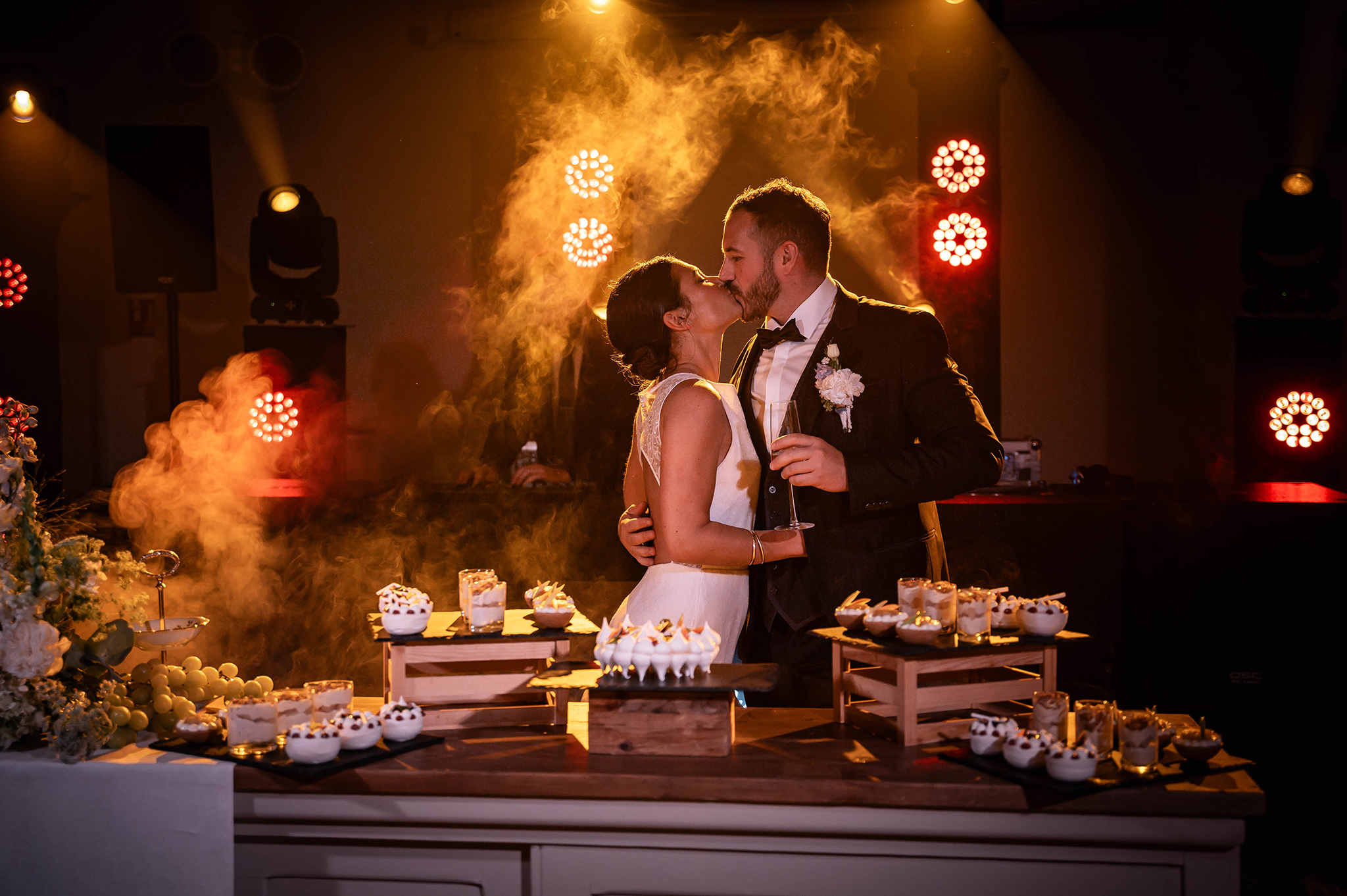 Mariés s'embrassant lors du gateau au milieu des invités lors d'une soirée de mariage à Nancy.