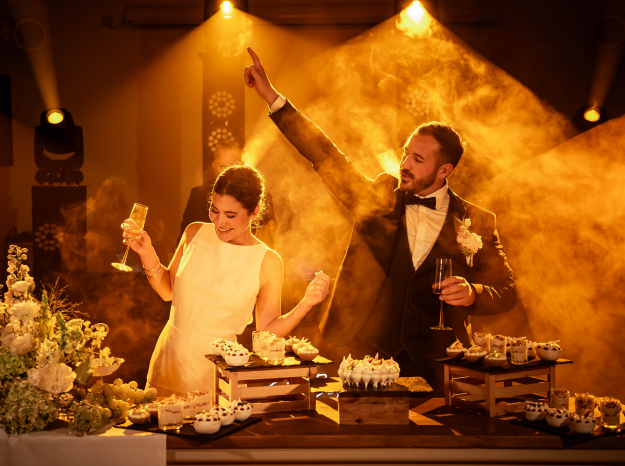 marié dansant devant leur gâteau de mariage