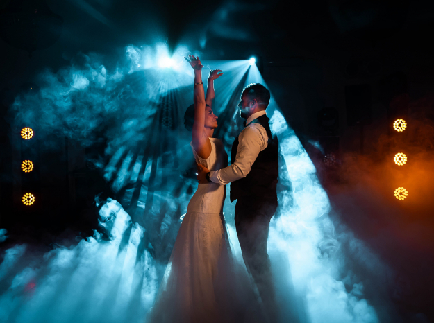 Photographie artistique de soirée de mariage à Nancy : marié dansant en contre-jour dans une ambiance brumeuse et bleue.