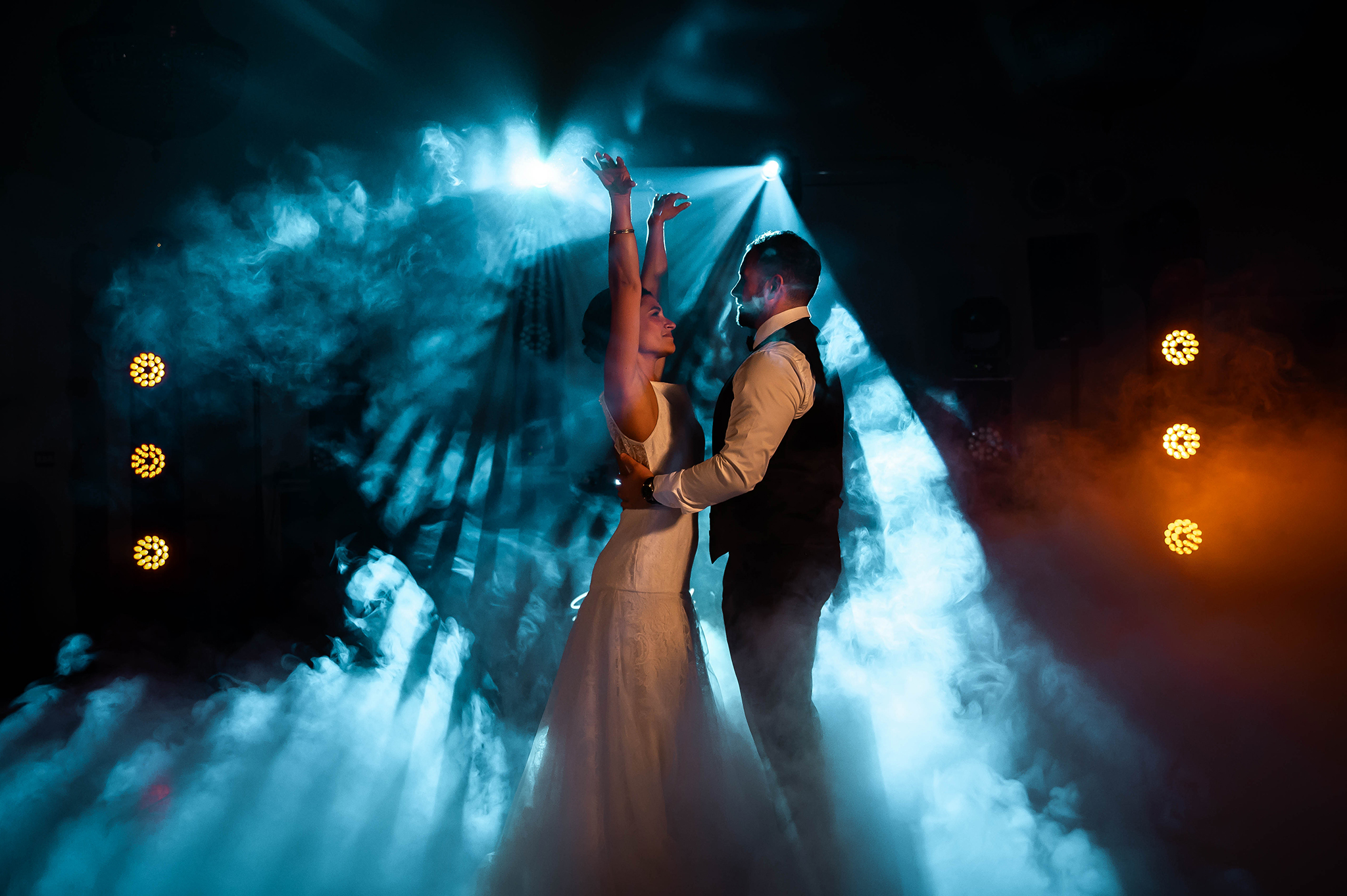 Photographie artistique de soirée de mariage à Nancy : marié dansant en contre-jour dans une ambiance brumeuse et bleue.
