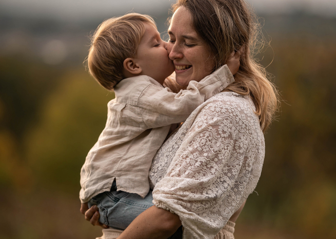 maman et son enfant au coucher du soleil sur la crête de la Colline de Sion près de Nancy